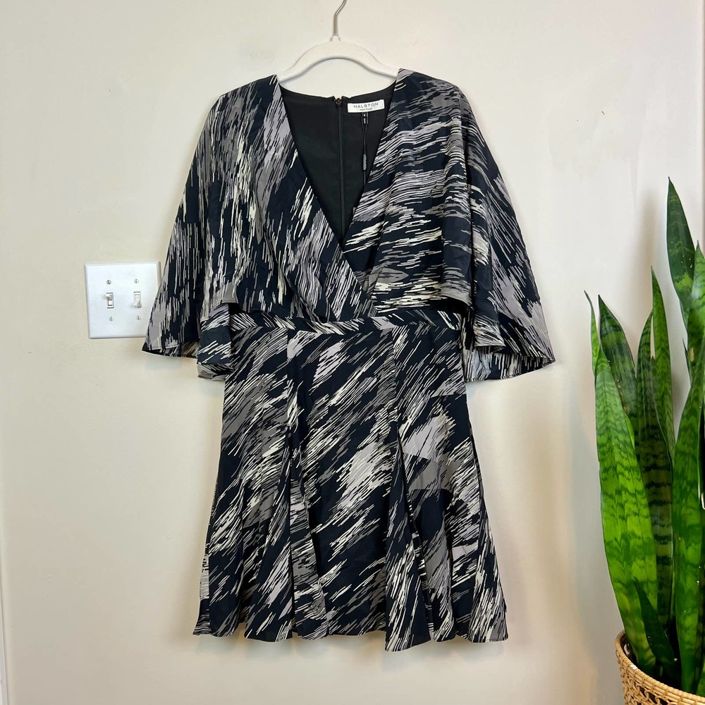 Halston Heritage BNWT Black and Grey Caped Mini Dress - Size 8